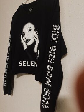 Black Selena Graphic Long-Sleeve Crop Top